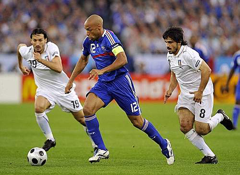 Euro 2008 (18).jpg - French forward Thierry Henry (C) is challenged for the ball by Italian defender Gianluca Zambrotta (L) and midfielder Gennaro Gattuso during the Euro 2008 Championships Group C football match France vs. Italy on June 17, 2008 at the Letzigrund stadium in Zurich.